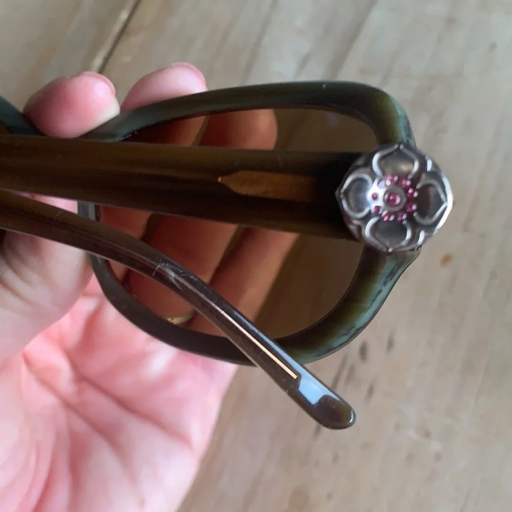 Vera Bradley oval shaped tortoise brown color sunglasses
